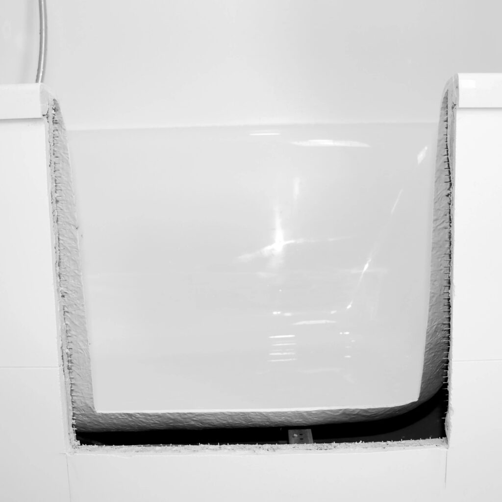 Ausschnitt in der Badewanne für die Wannentür