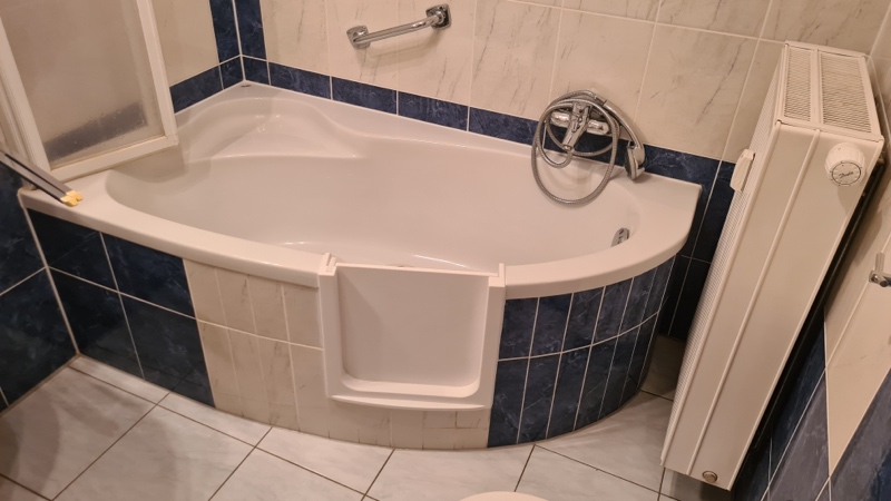 Badewanne mit eingebauter Flexo-Tür