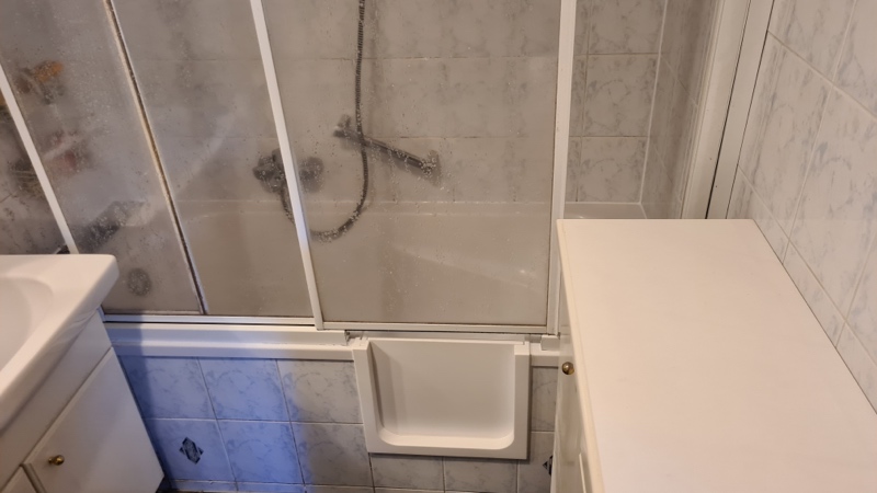 Badewanne mit eingebauter Flexo-Tür