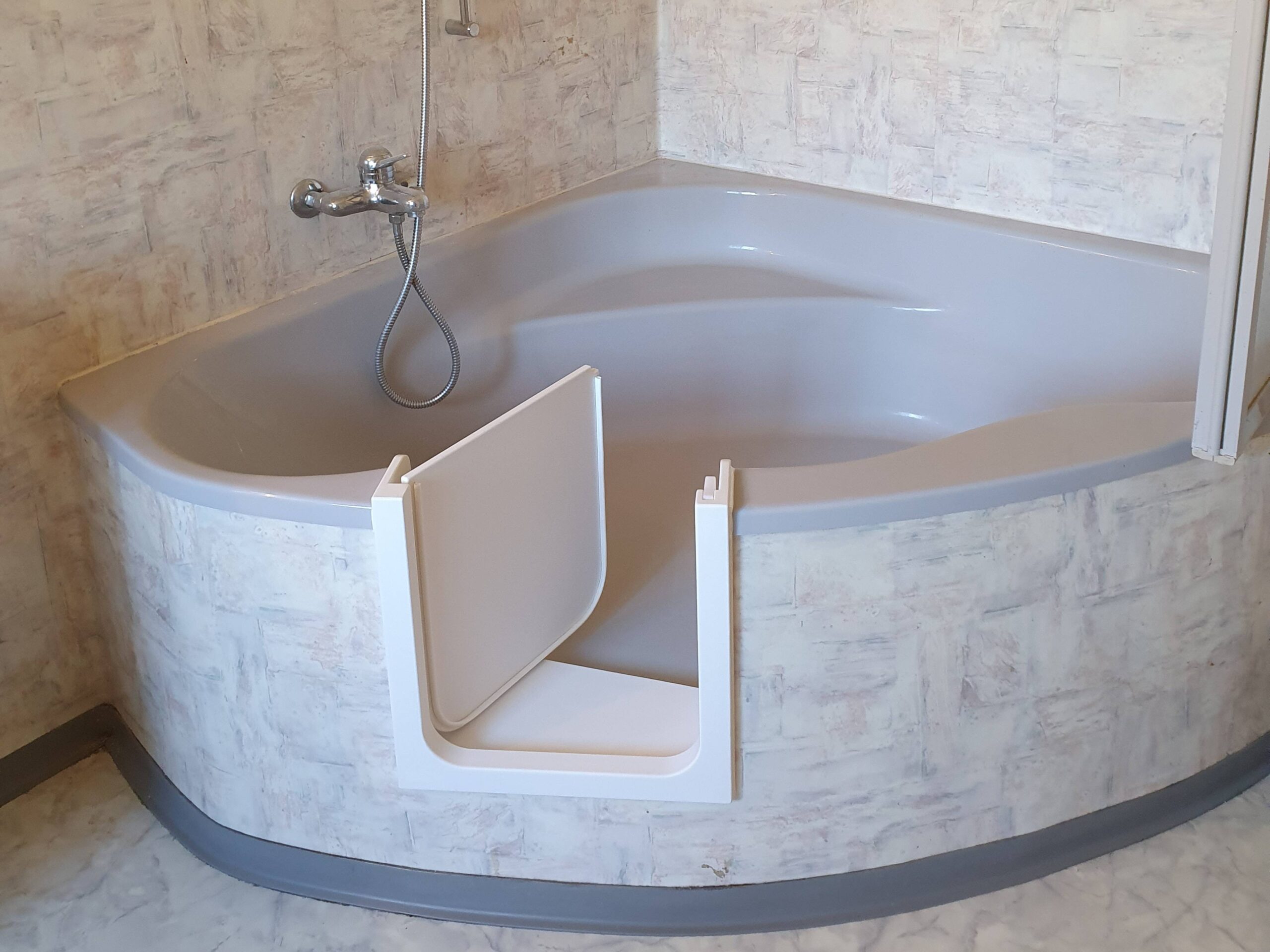 Badewanne mit eingebauter Flexo-Tür