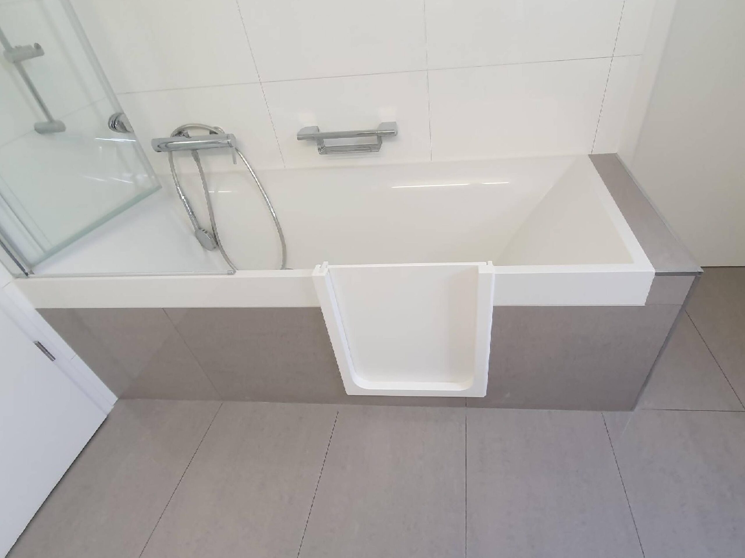 Badewanne mit eingebauter Flexo-Tür