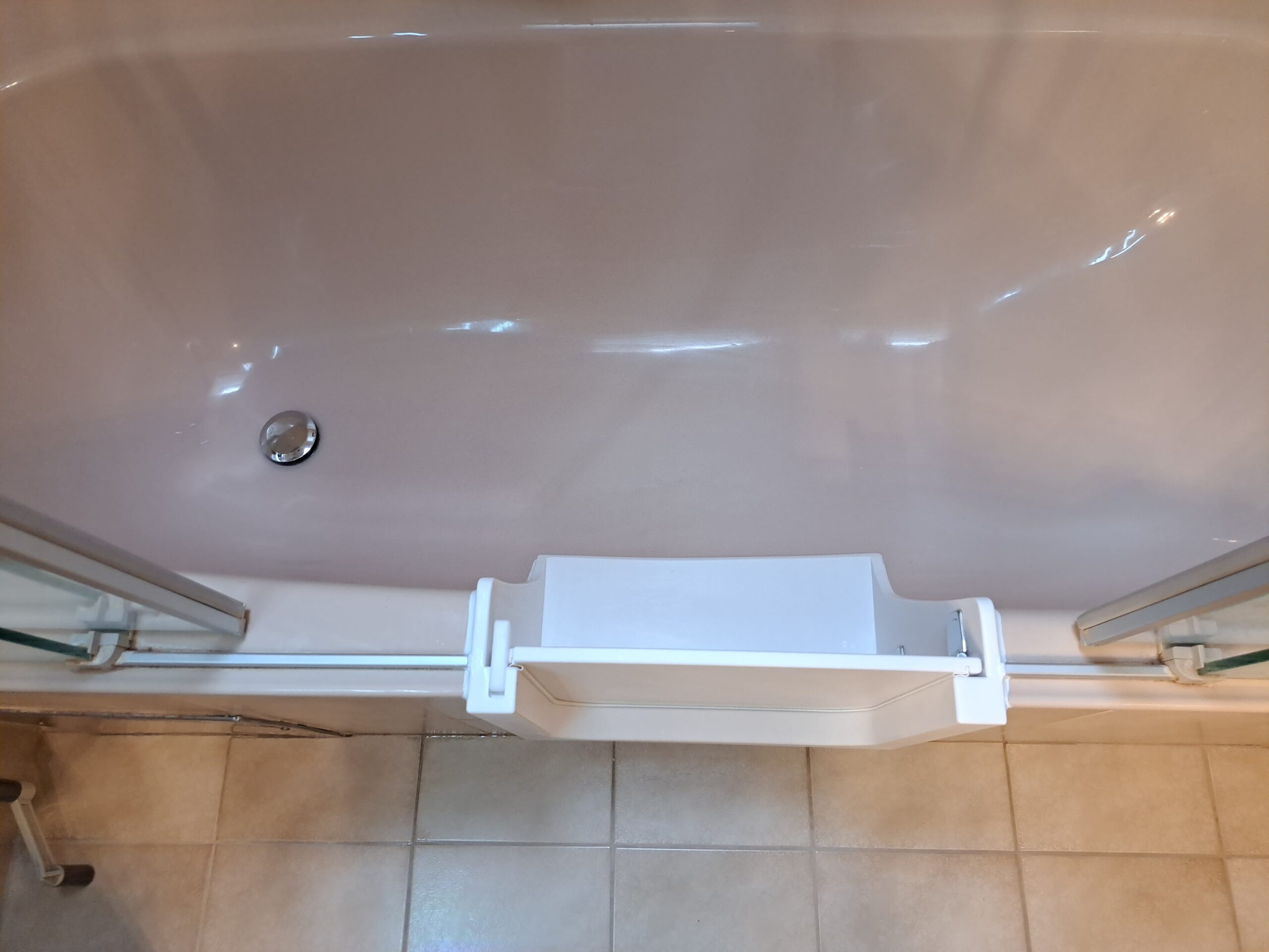 Badezimmer mit eingebauter Wannentür
