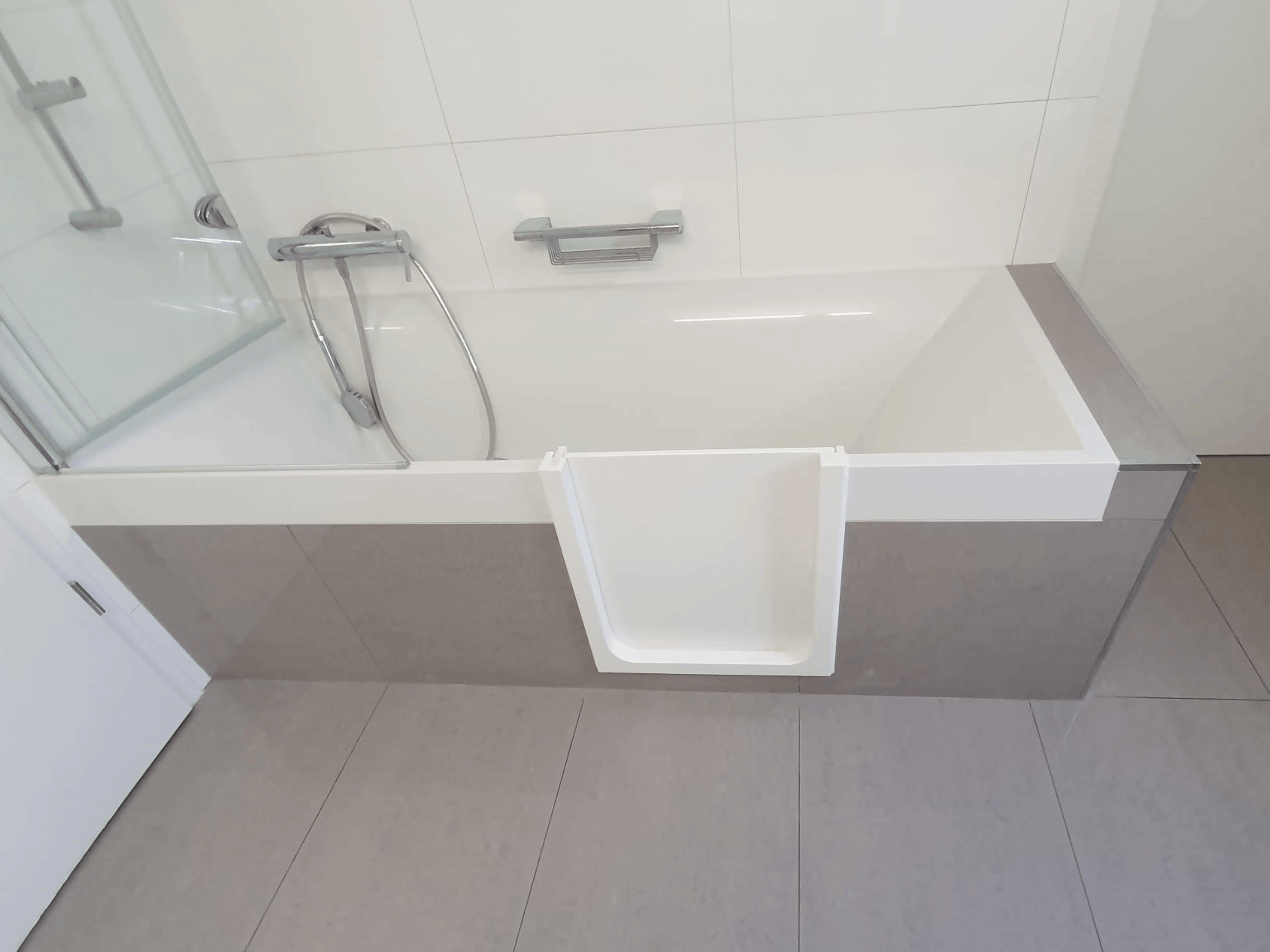 Badewanne mit eingebauter Flexo Wannentür